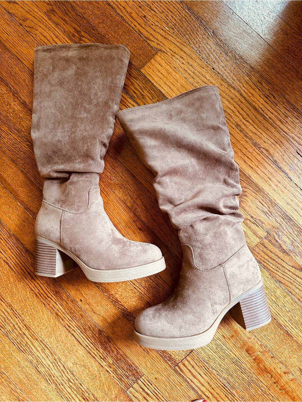Knee-High Chunky Heel Boots in Tan
